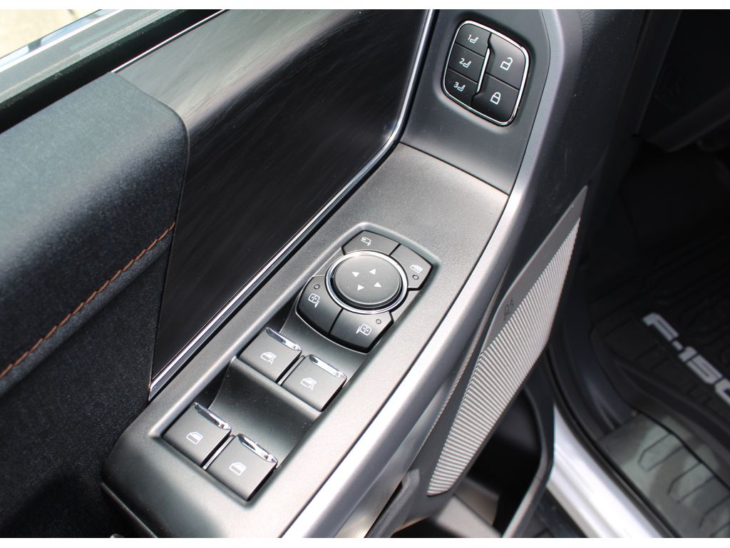 2025 Ford F-150 Lariat photo 4