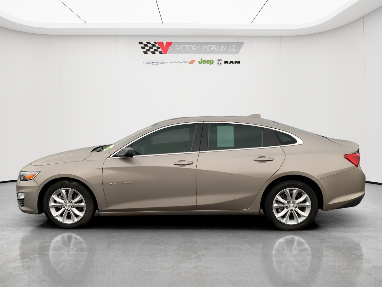 2024 Chevrolet Malibu 1LT photo 2