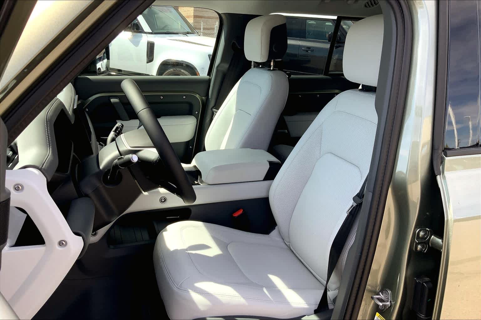 2025 Land Rover Defender 130 X-Dynamic SE photo 9
