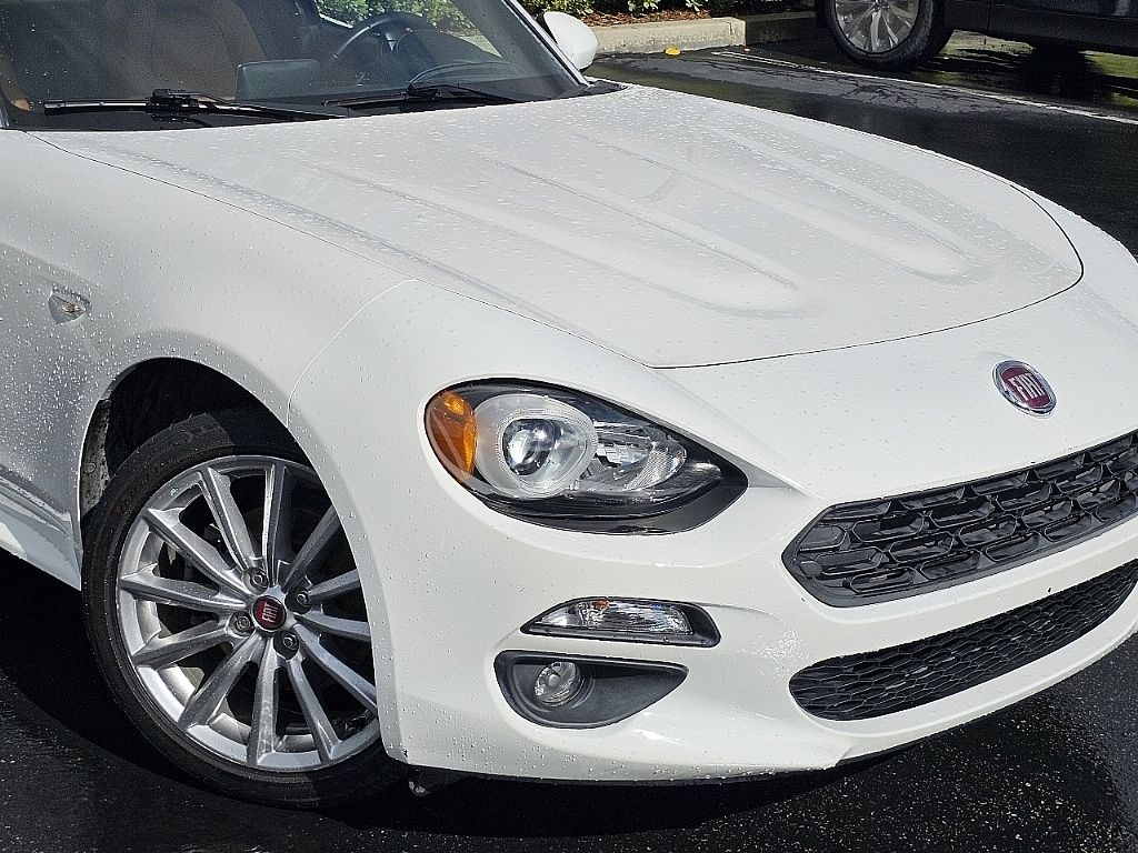 2017 Fiat 124 Spider Lusso photo 3