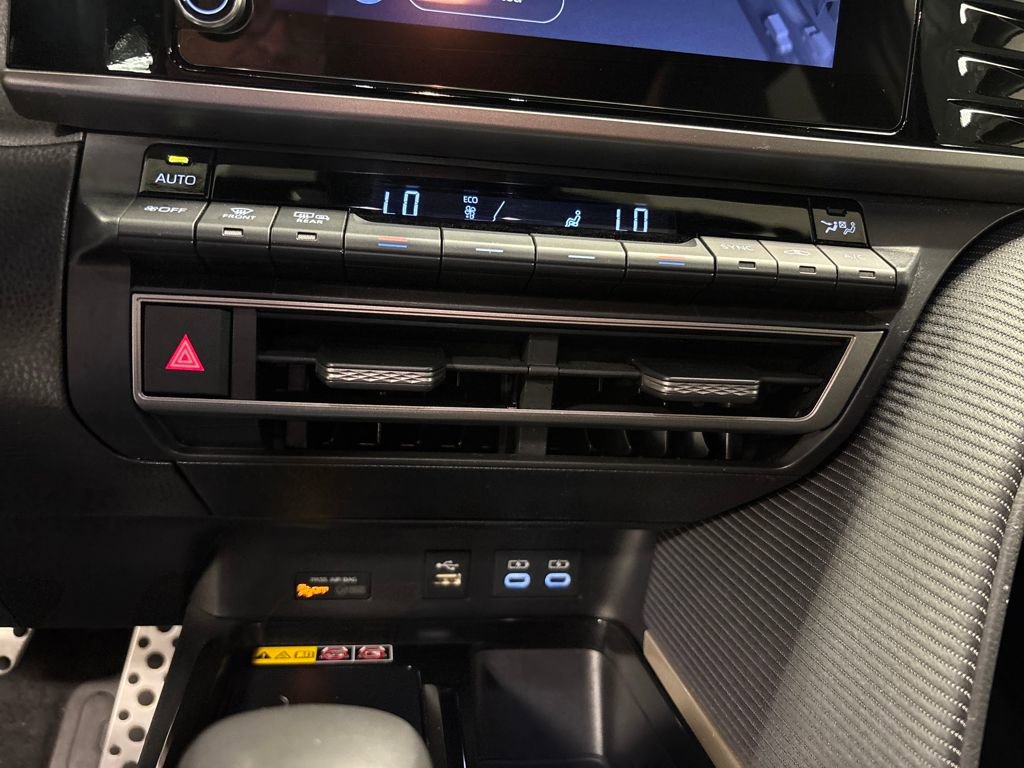 2025 Toyota Camry SE photo 27