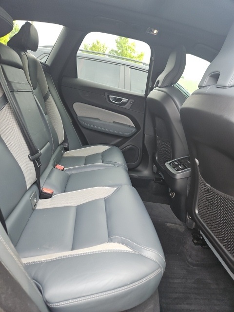 2020 Volvo XC60 T5 R-Design photo 4