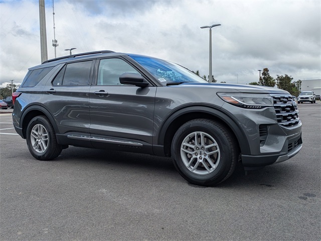 2025 Ford Explorer photo 2
