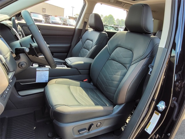 2025 Nissan Pathfinder Platinum photo 9