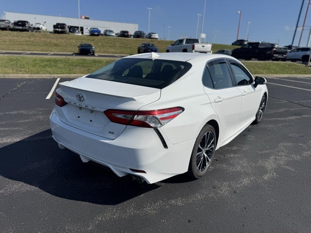 2020 Toyota Camry SE photo 3