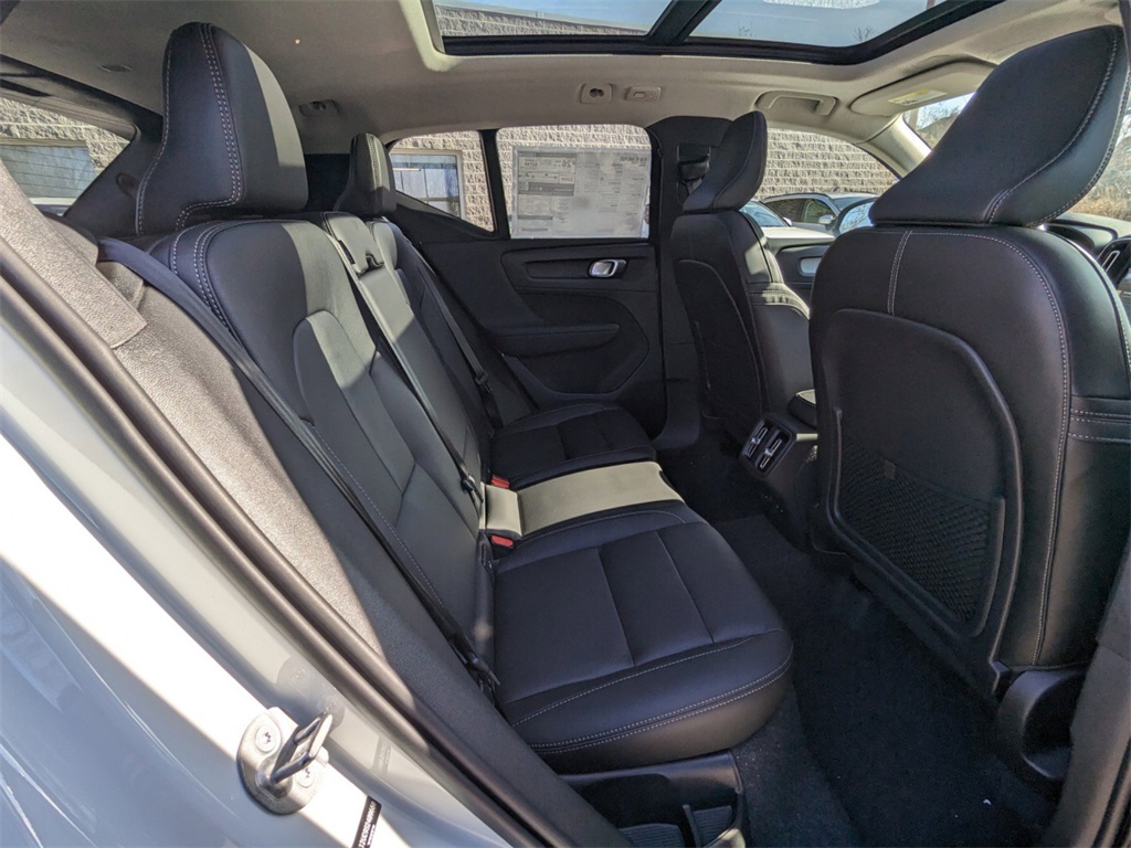 2025 Volvo XC40 Plus photo 4