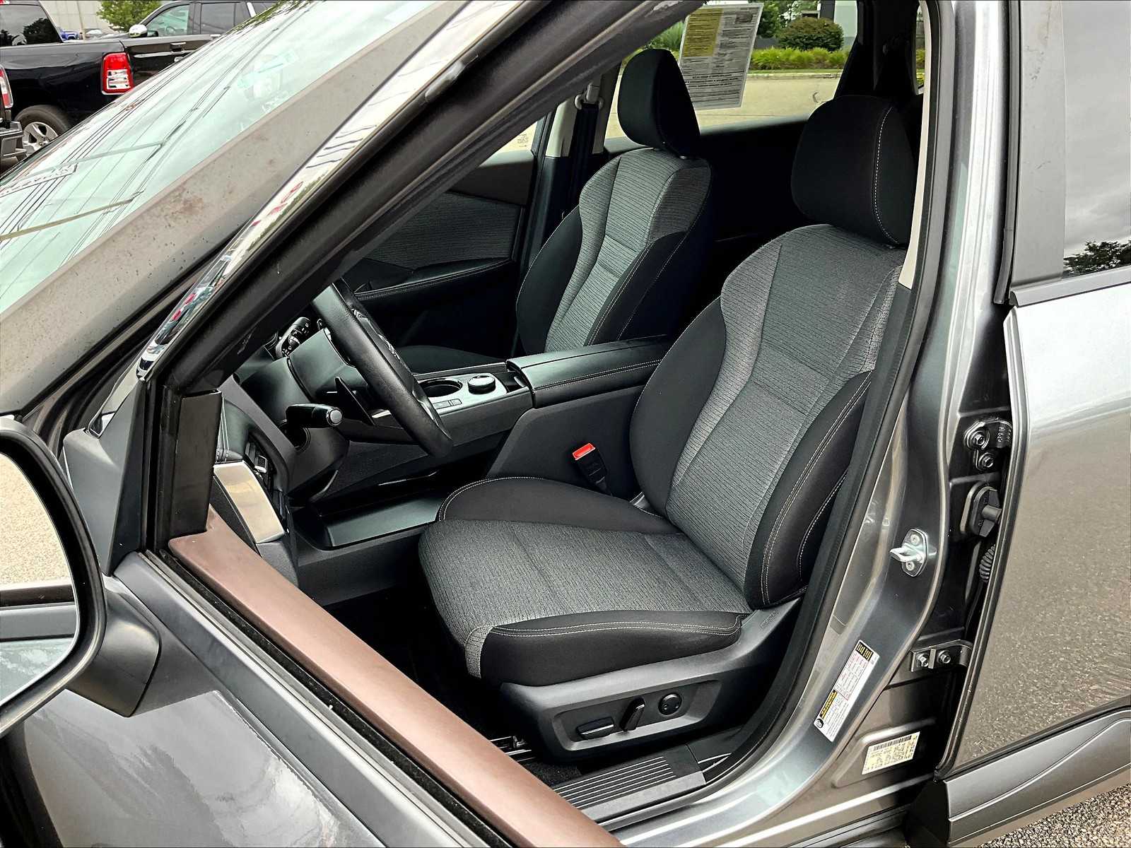2022 Nissan Rogue SV photo 9