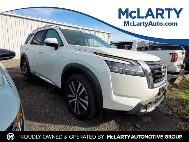 2024 Nissan Pathfinder Platinum's photo