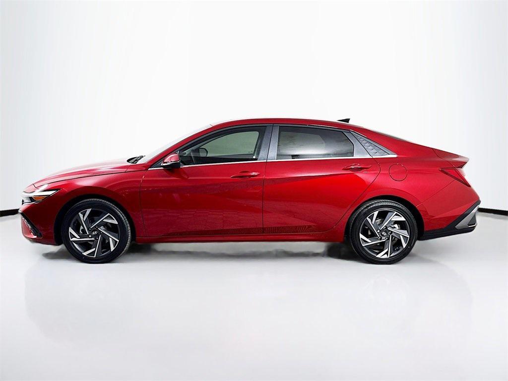 2025 Hyundai Elantra Limited photo 3