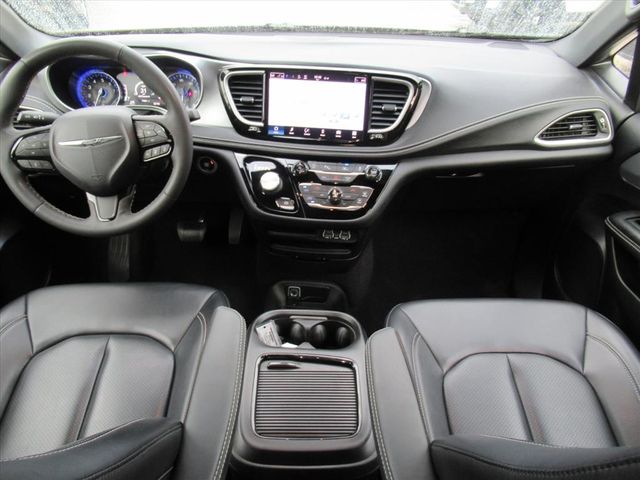 2023 Chrysler Pacifica Touring L photo 12