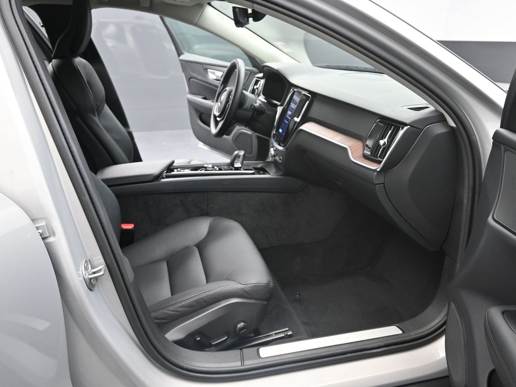2025 Volvo V60 Cross Country B5 Plus photo 16