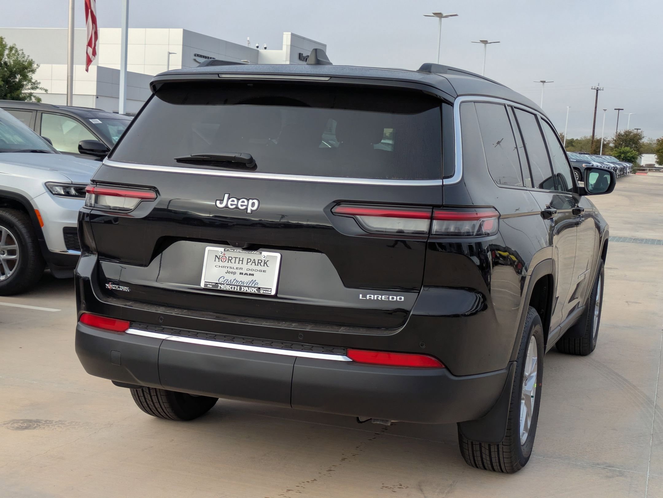 2025 Jeep Grand Cherokee Laredo photo 3