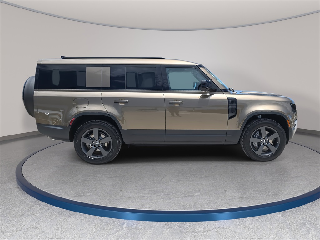 2025 Land Rover Defender 130 S photo 4