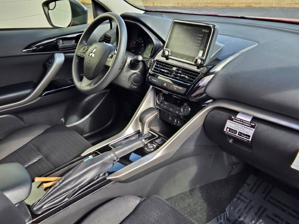 2025 Mitsubishi Eclipse Cross LE photo 2
