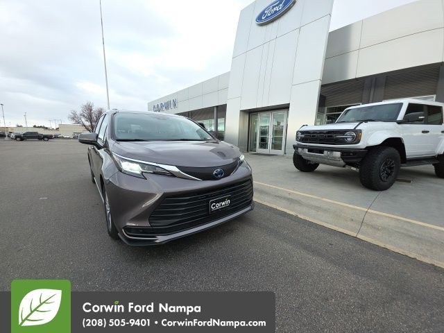 2022 Toyota Sienna LE's photo