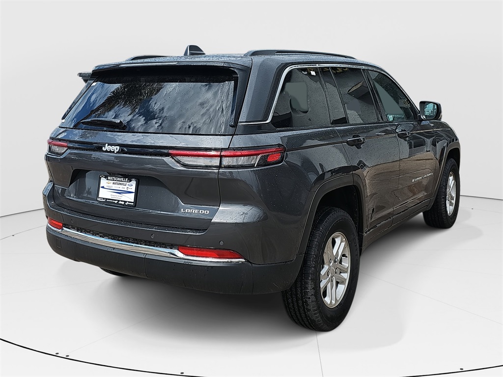 2025 Jeep Grand Cherokee Laredo photo 3
