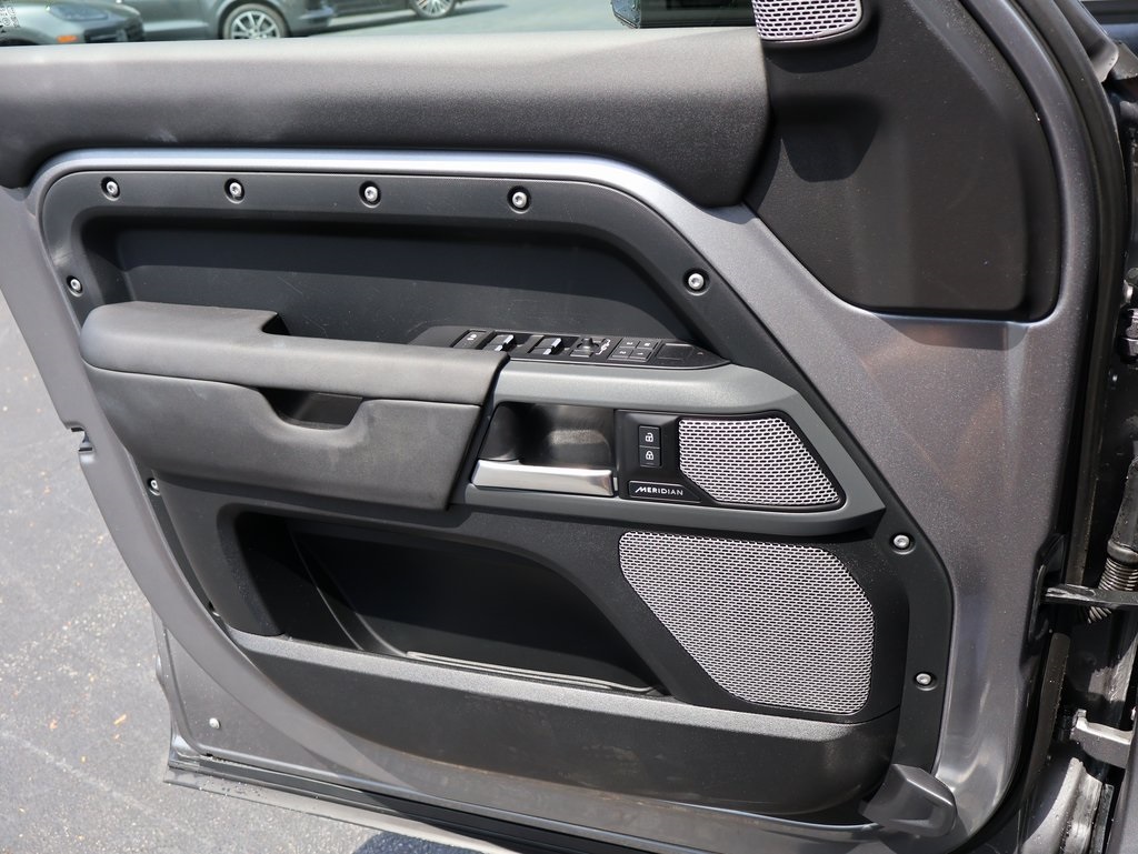 2024 Land Rover Defender 130 X-Dynamic SE photo 34