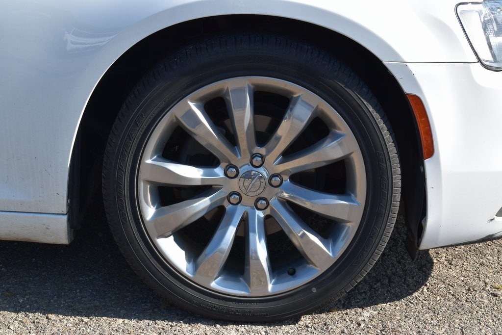 2018 Chrysler 300 Touring photo 4
