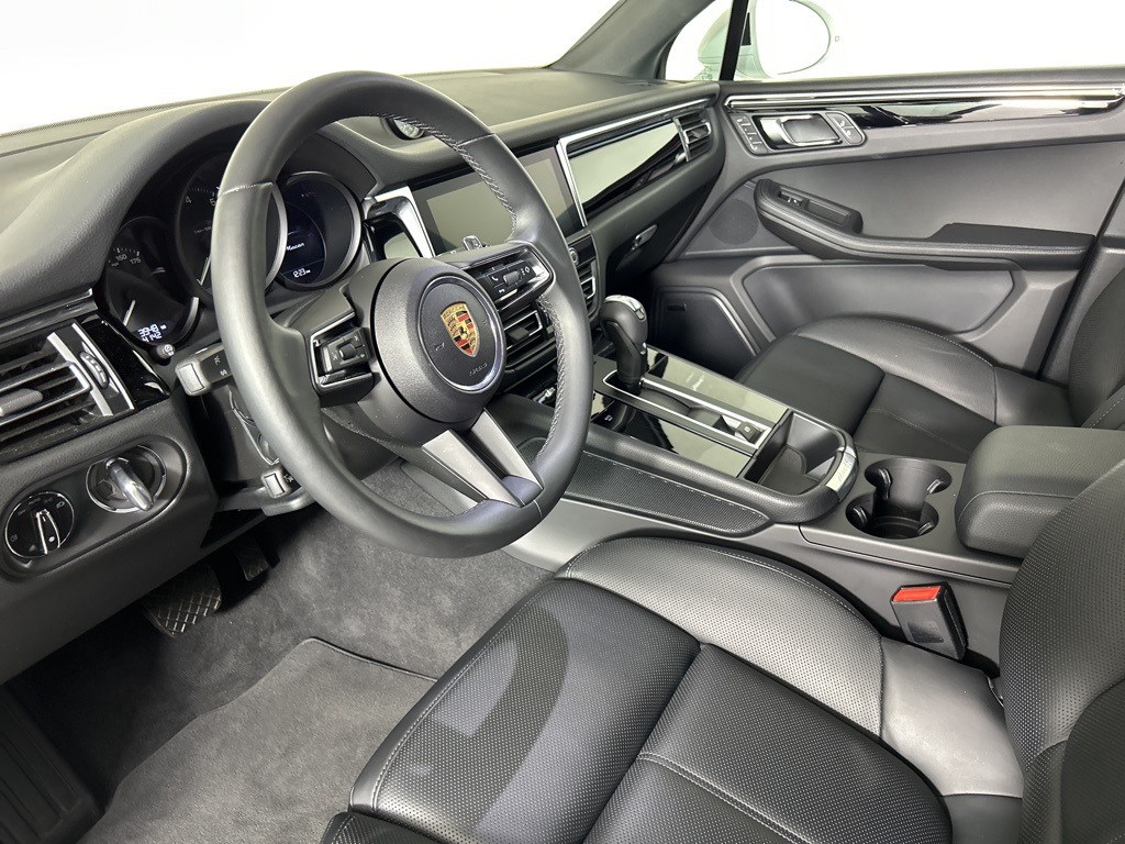 2025 Porsche Macan Base photo 16