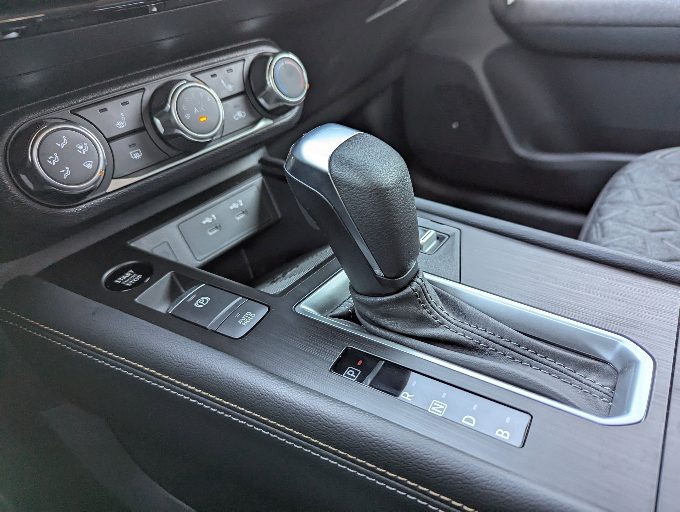 2025 Nissan Kicks SV photo 12