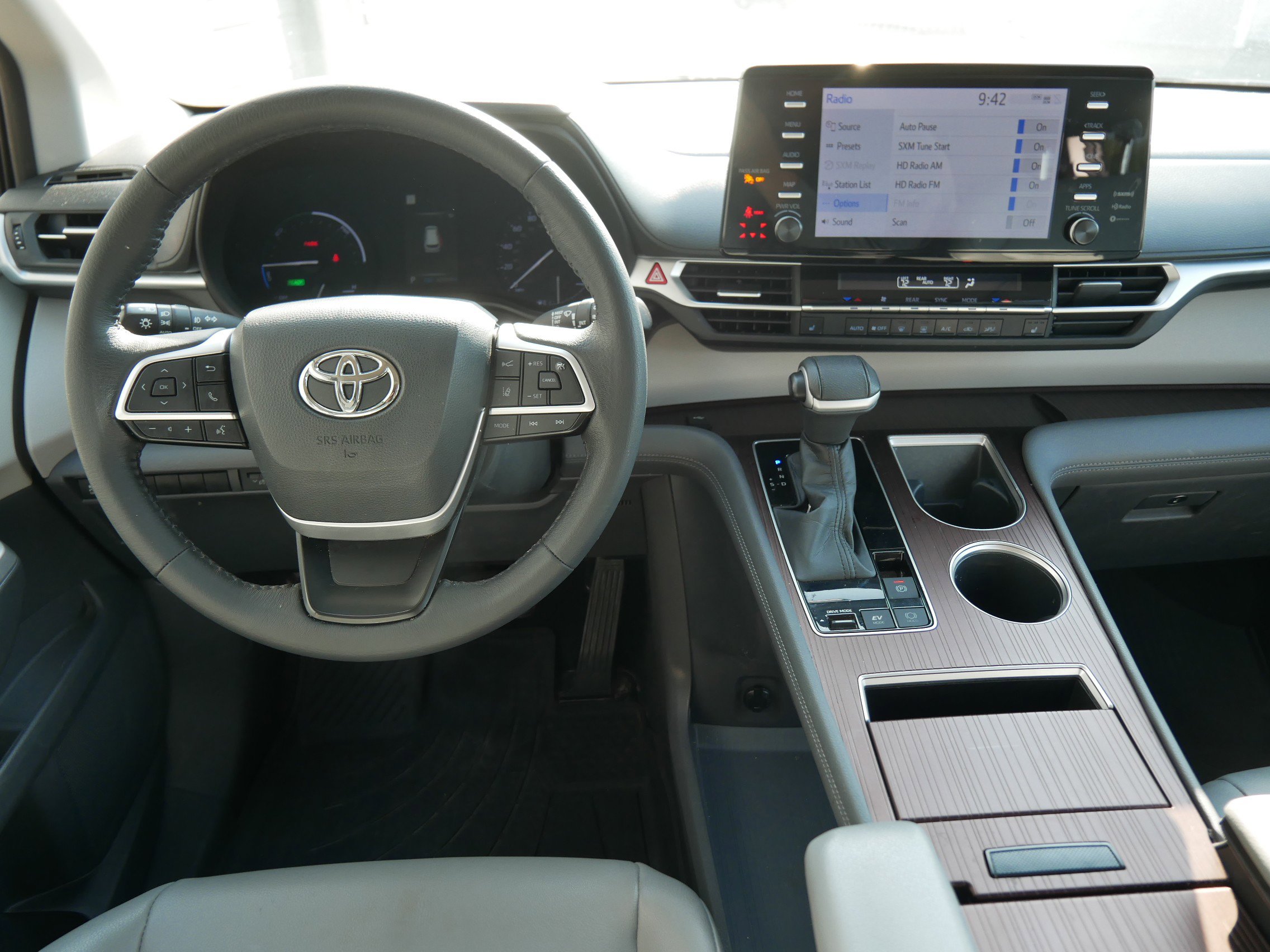 2022 Toyota Sienna XLE photo 17