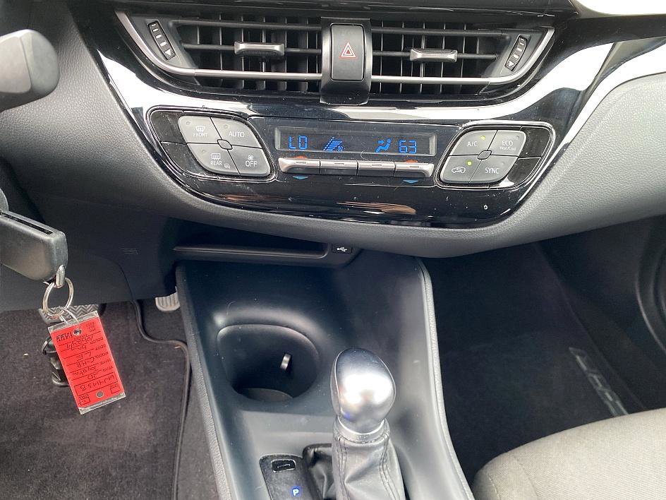 2020 Toyota C-HR LE photo 14