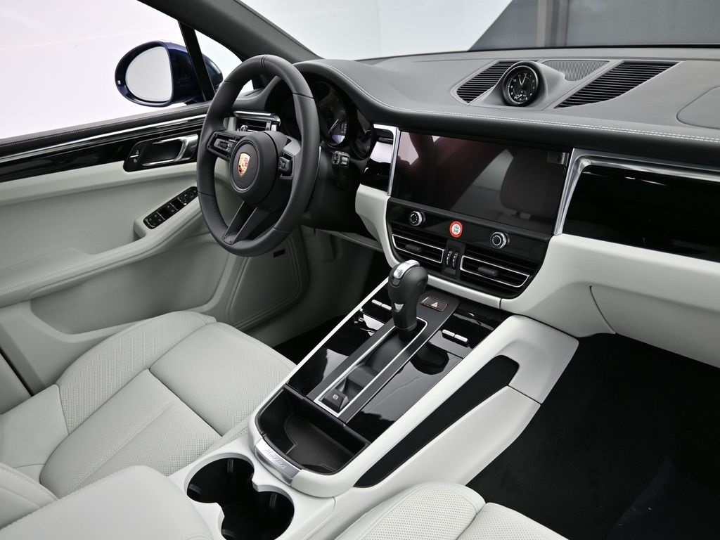 2026 Porsche Macan T photo 22