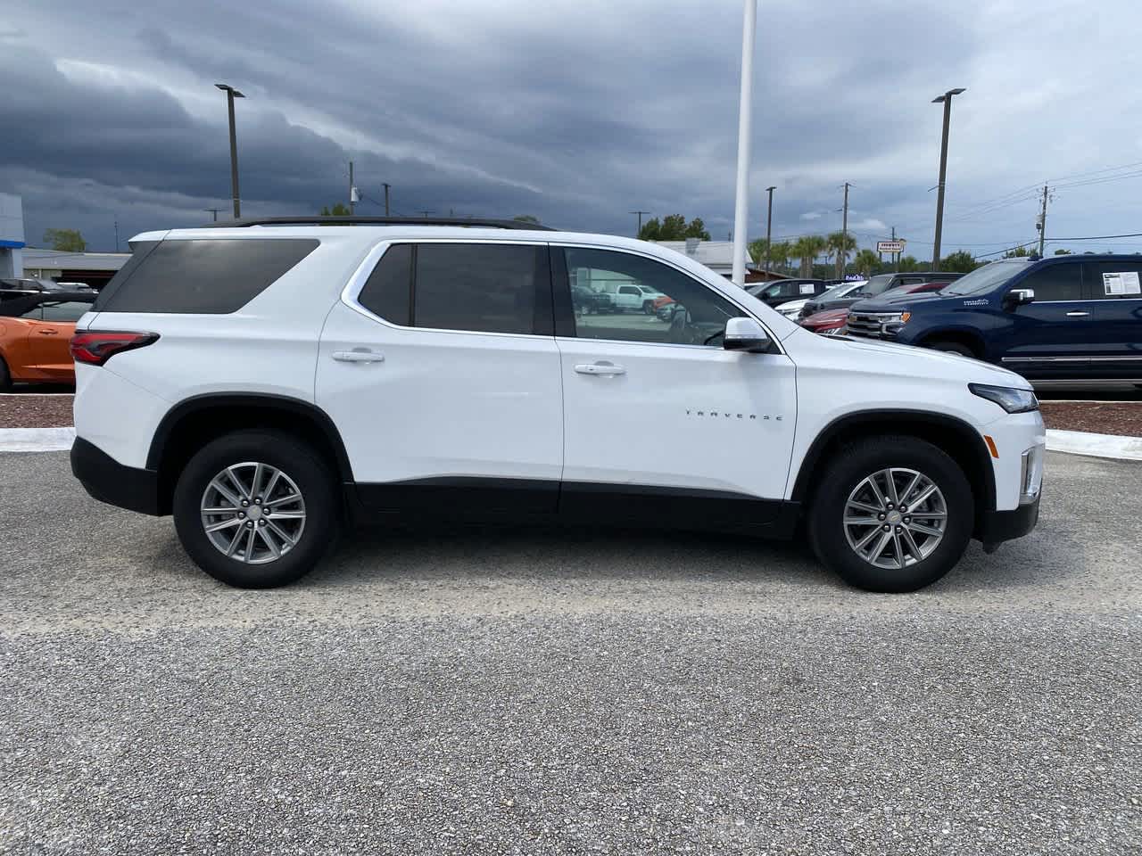 2023 Chevrolet Traverse Cloth photo 2