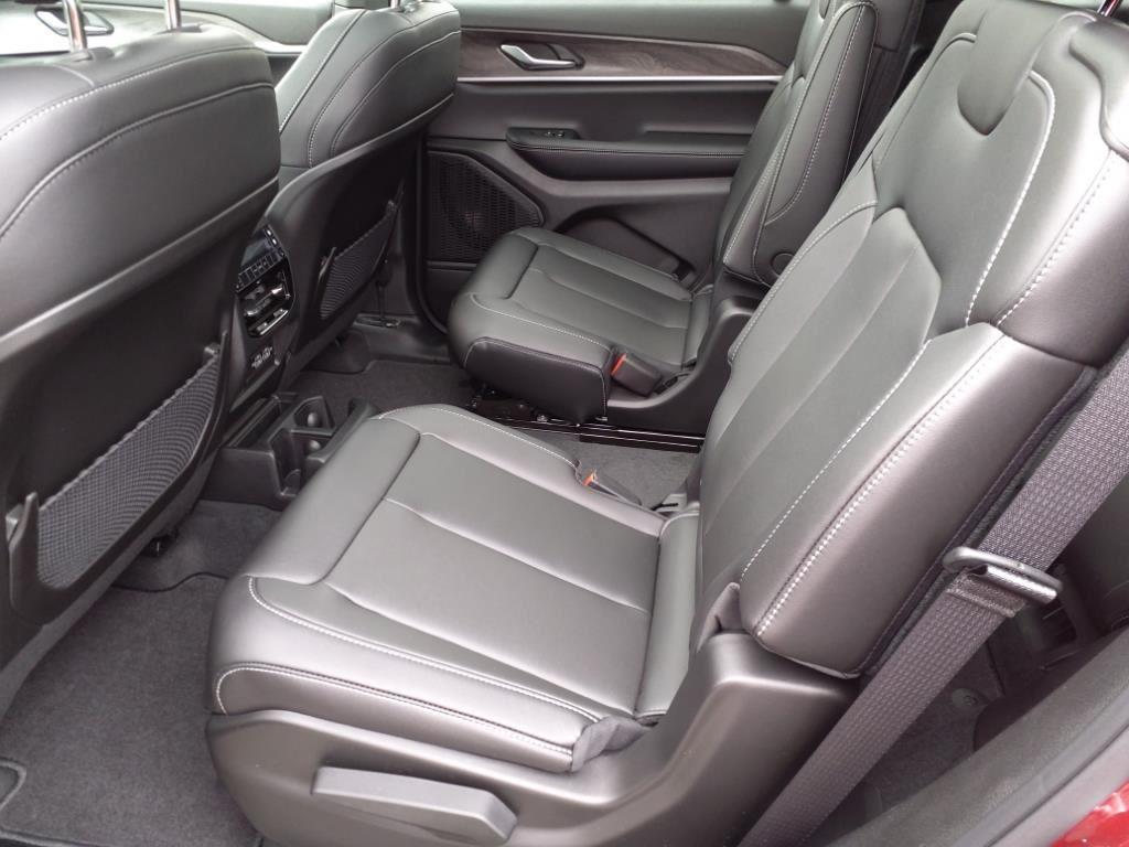 2025 Jeep Grand Cherokee Limited photo 4