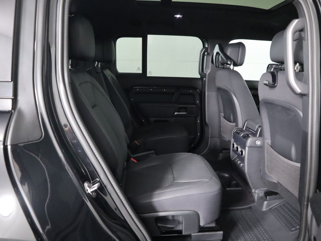 2025 Land Rover Defender 130 V8 photo 21