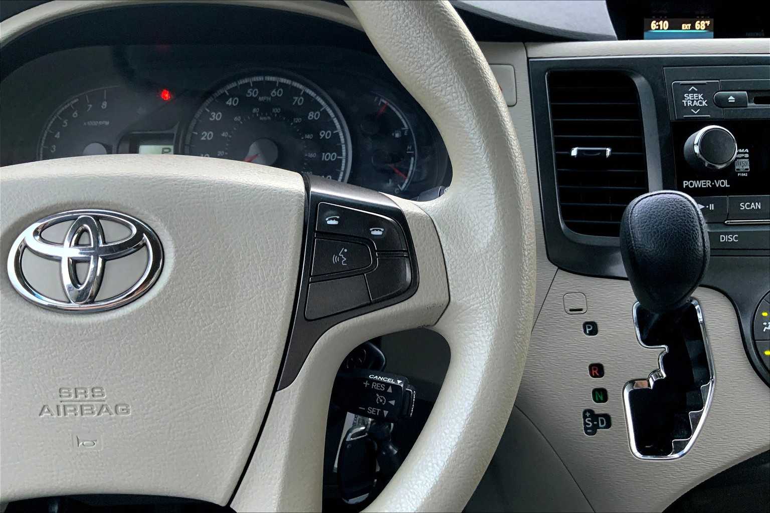 2011 Toyota Sienna LE photo 24