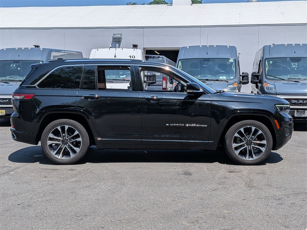 2022 Jeep Grand Cherokee Overland photo 2