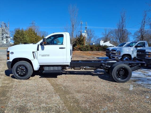 2024 Chevrolet Silverado 5500HD Work Truck photo 3