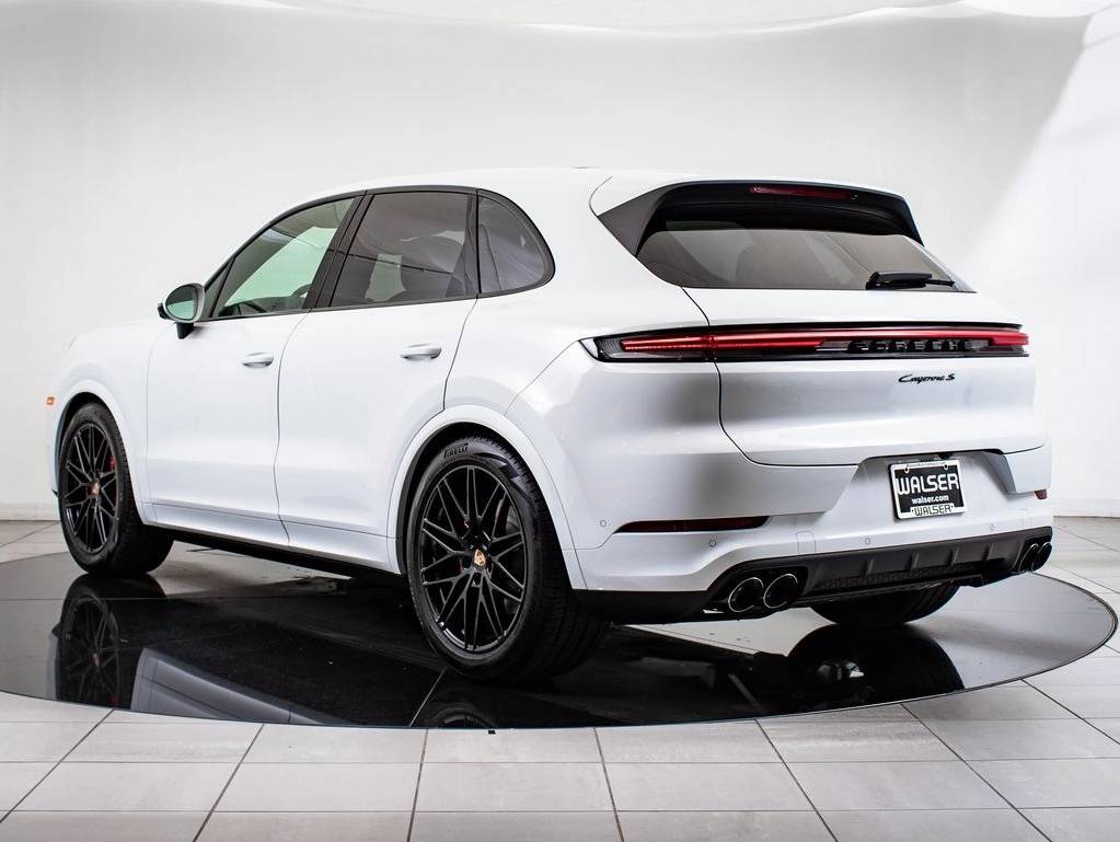 2025 Porsche Cayenne S photo 3