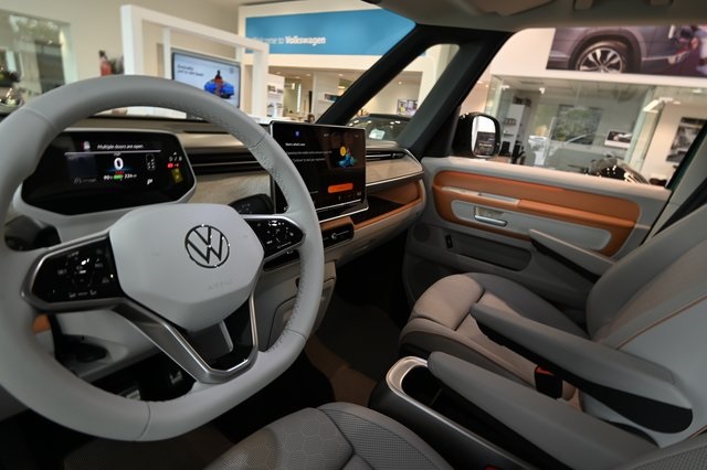 2025 Volkswagen ID. Buzz Pro Plus photo 3