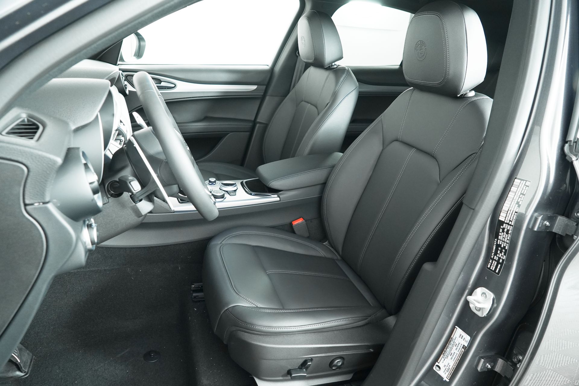 2025 Alfa Romeo Stelvio photo 18