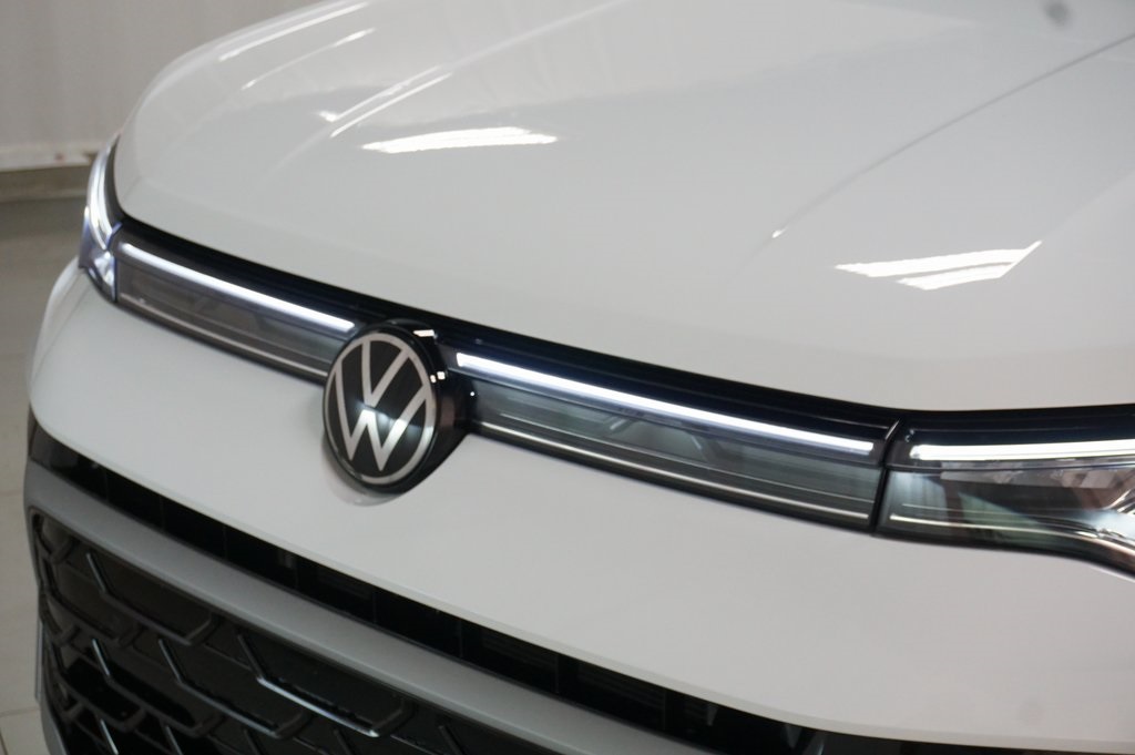2025 Volkswagen Taos SEL photo 25