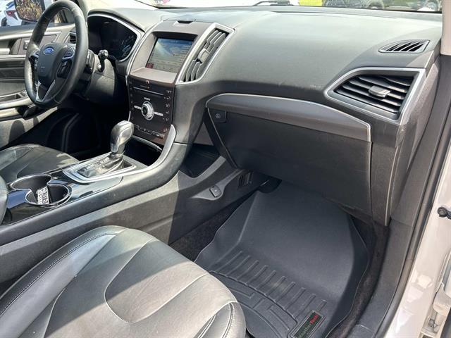 2017 Ford Edge Titanium photo 21