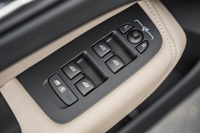 2026 Volvo XC60 B5 Hybrid photo 33