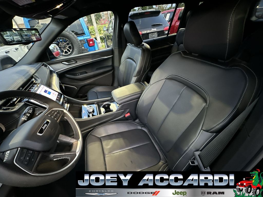 2025 Jeep Grand Cherokee Limited photo 11