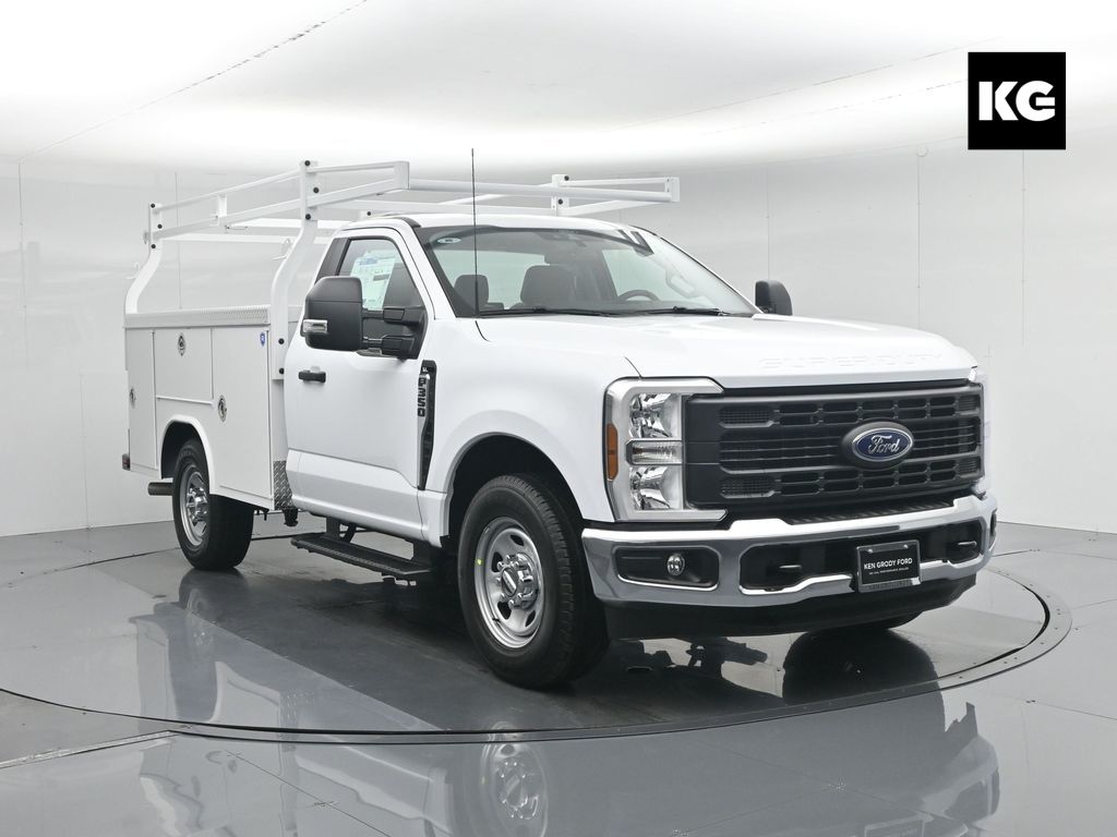 2026 Ford F-350 Super Duty XL's photo