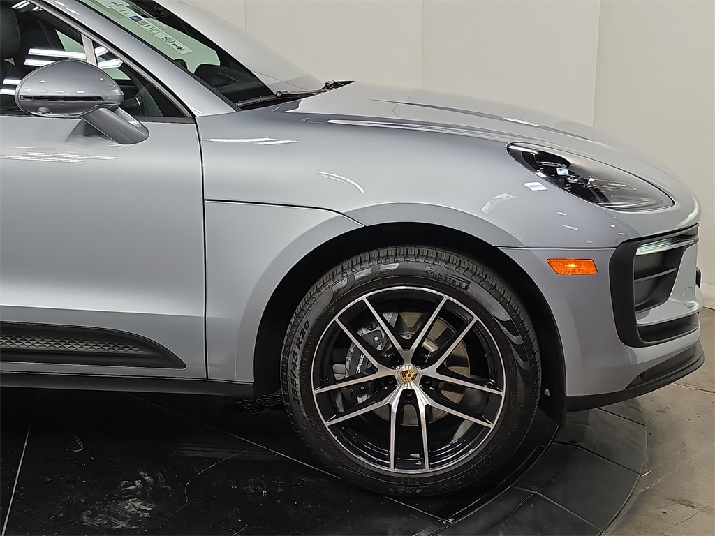 2024 Porsche Macan T photo 10