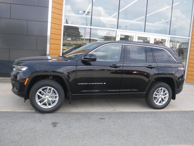2025 Jeep Grand Cherokee Laredo photo 2
