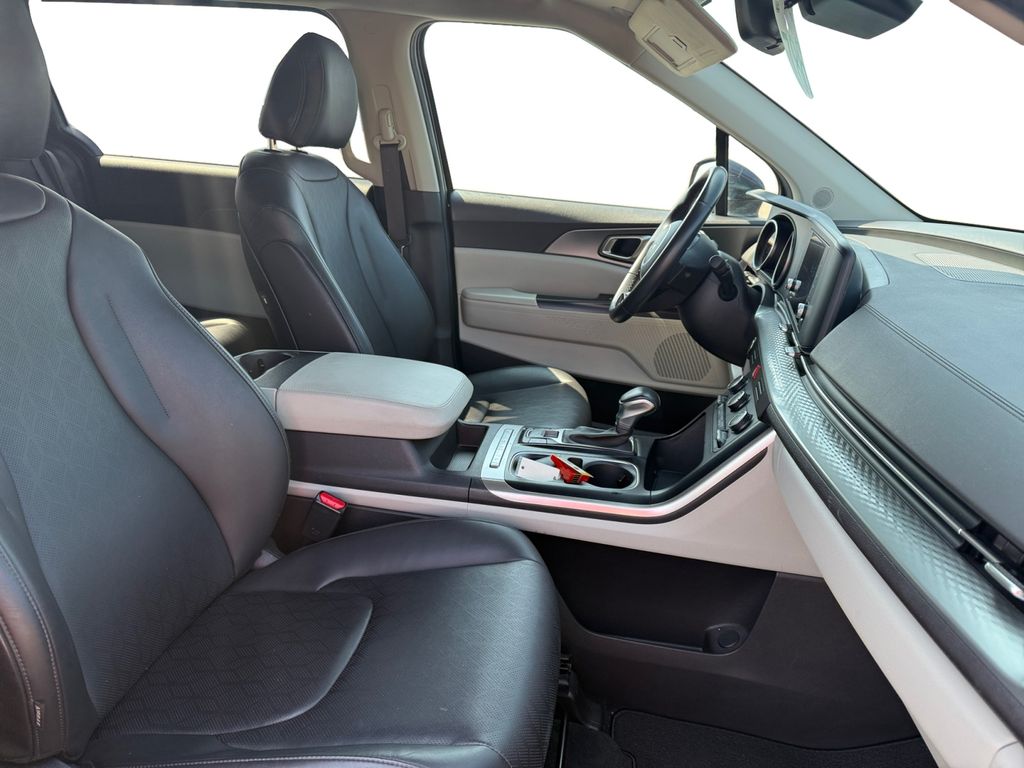 2024 Kia Carnival LX photo 15