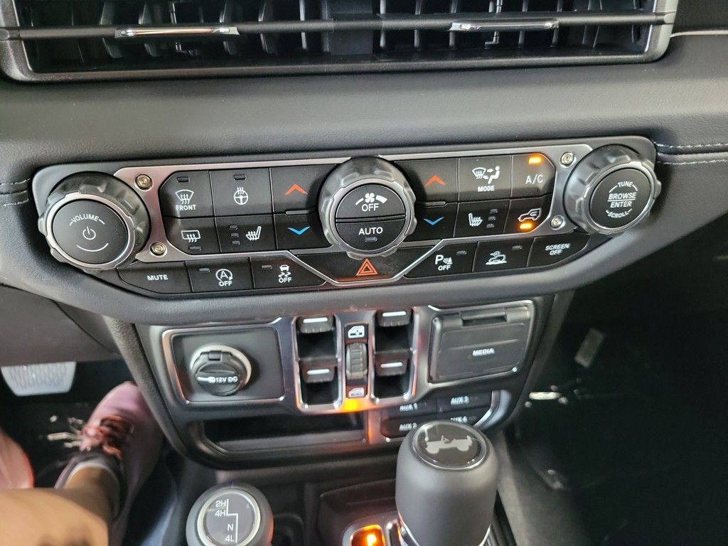 2025 Jeep Wrangler Sahara photo 20