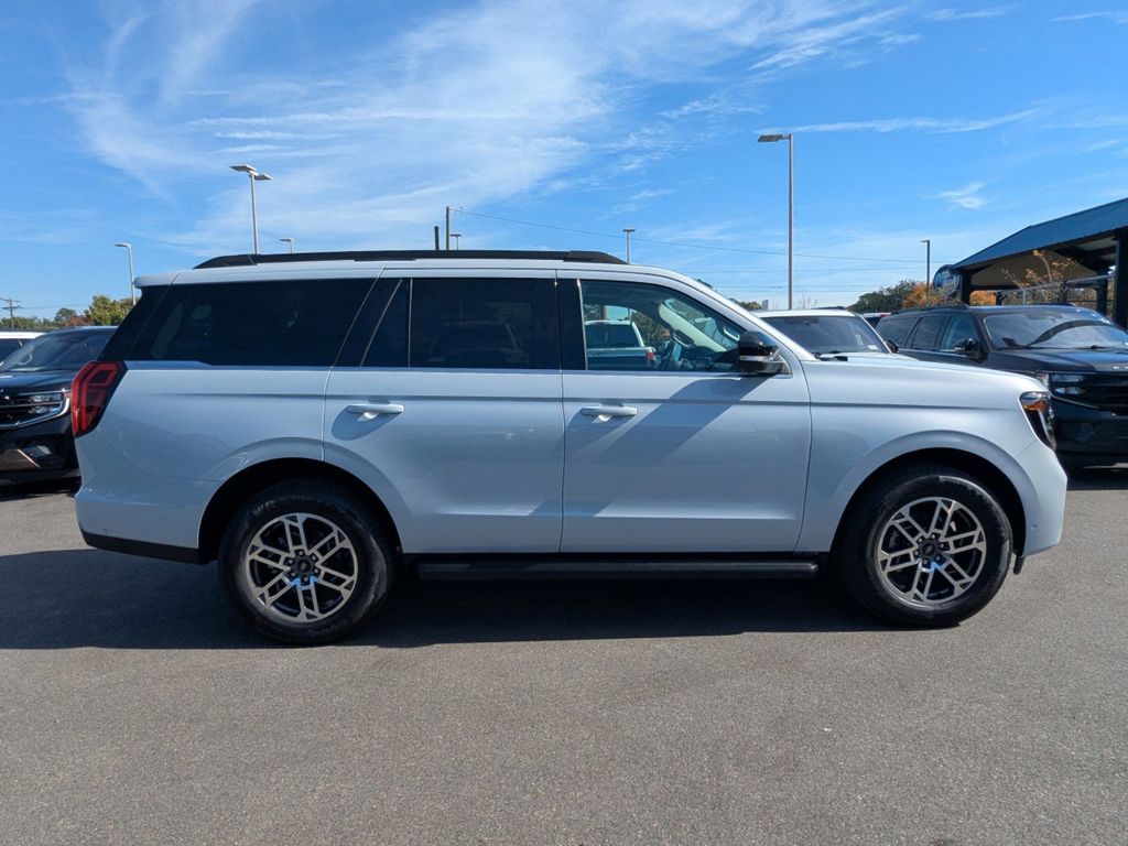 2025 Ford Expedition photo 3