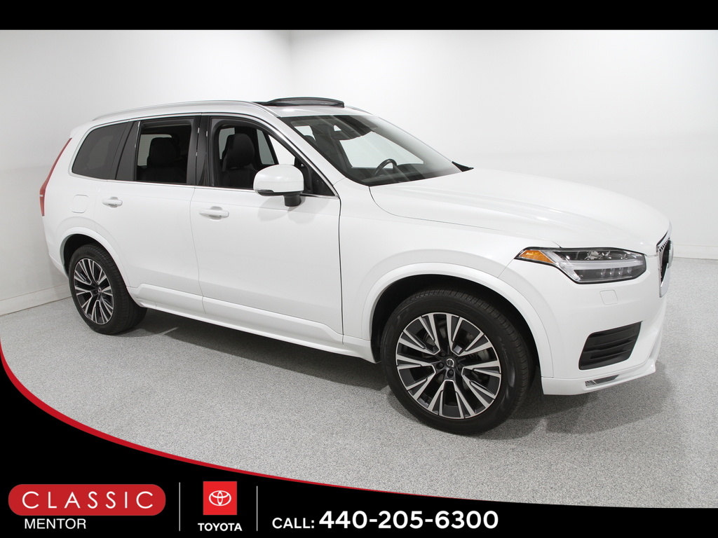 2022 Volvo XC90 Momentum's photo