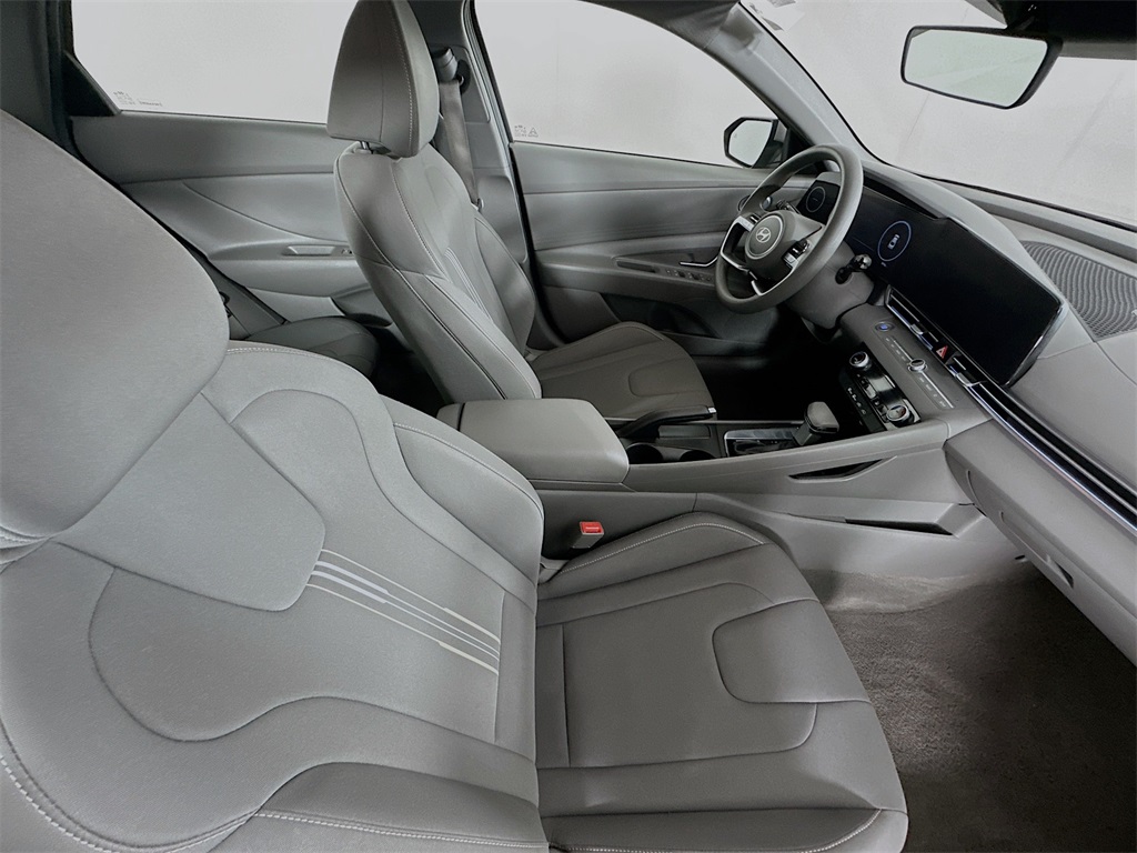 2024 Hyundai Elantra SEL photo 25