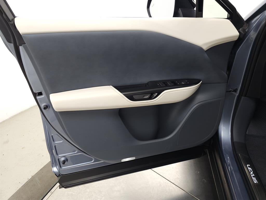 2023 Lexus RZ 450e photo 14