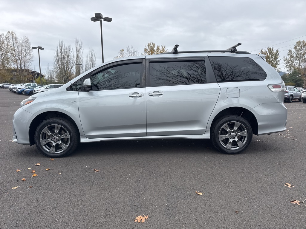 2020 Toyota Sienna SE photo 3